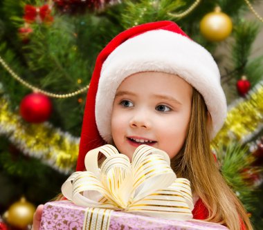 santa şapka hediye ile sevimli küçük kız