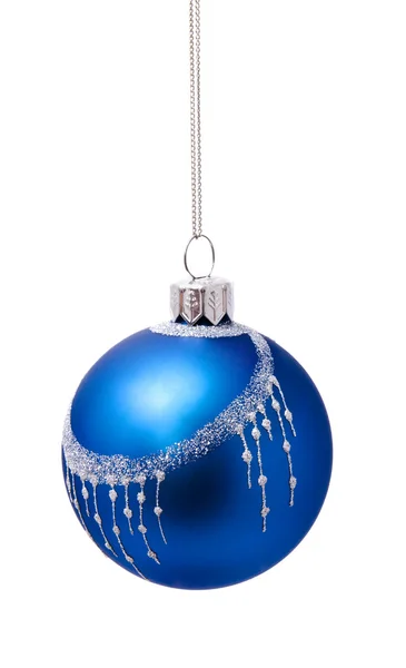 Perfekte blaue Weihnachtskugel isoliert — Stockfoto