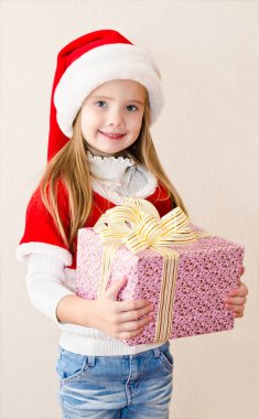 Noel hediye ile mutlu gülümseyen küçük kız