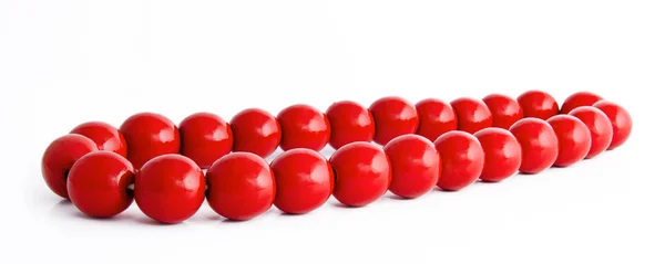 Koraliki drewniane czerwony na białym tle — Zdjęcie stockowe