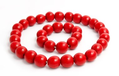 kırmızı ahşap boncuk ve bir beyaz izole bilezik