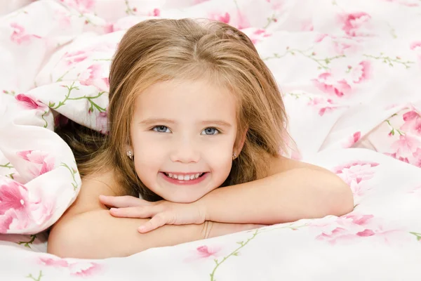 귀여운 웃는 어린 소녀를 각 성 — 스톡 사진