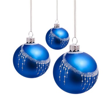 mükemmel mavi Noel topları üzerinde beyaz izole