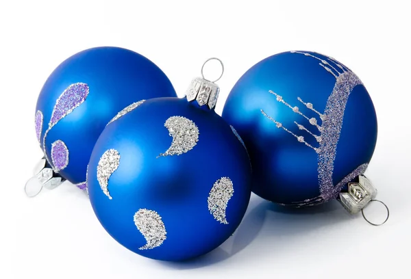 Tre palline di Natale blu isolate su un bianco — Foto Stock