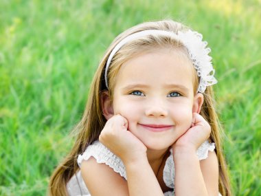 çayır üzerinde mutlu sevimli küçük kız