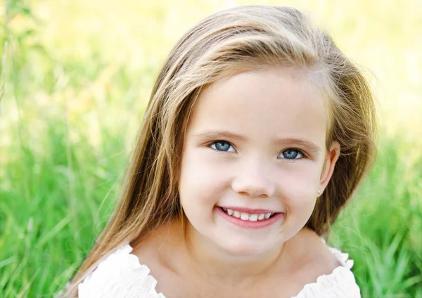 Aranyos boldog kis lány a réten — Stock Fotó