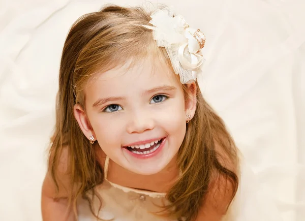 Feliz adorable niña en vestido de princesa — Foto de Stock