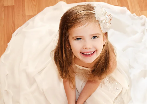 Счастливая очаровательная маленькая девочка в платье принцессы — стоковое фото