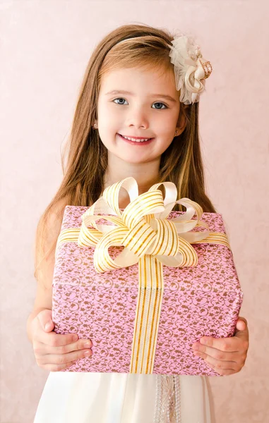 Retrato de menina com caixa de presente — Fotografia de Stock