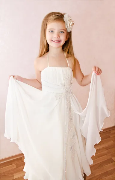 Portrét roztomilá holčička v šaty princezny — Stockfoto