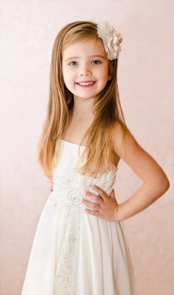 Retrato de linda niña en vestido de princesa —  Fotos de Stock