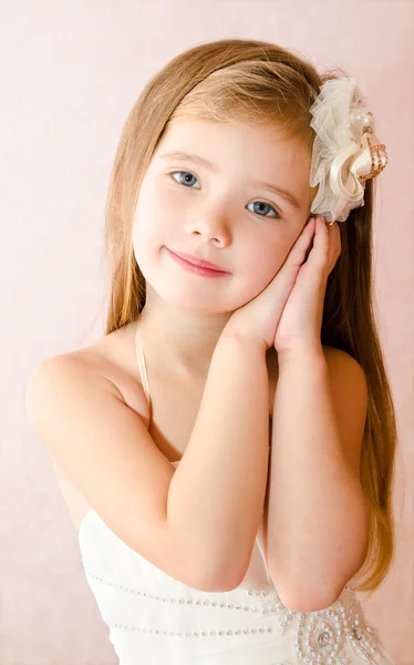 Portrait de mignonne petite fille en robe de princesse — Photo