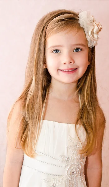 Retrato de linda niña en vestido de princesa —  Fotos de Stock