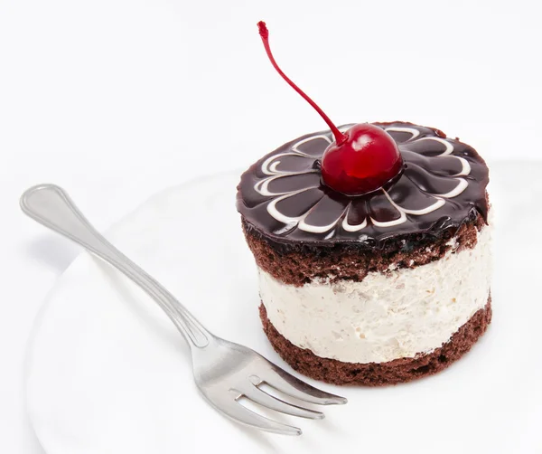 Cioccolato ciliegina sulla torta con ciliegia sul piatto isolato — Foto Stock
