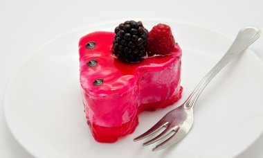 meyveli jöleli pasta ve izole tabak çatal