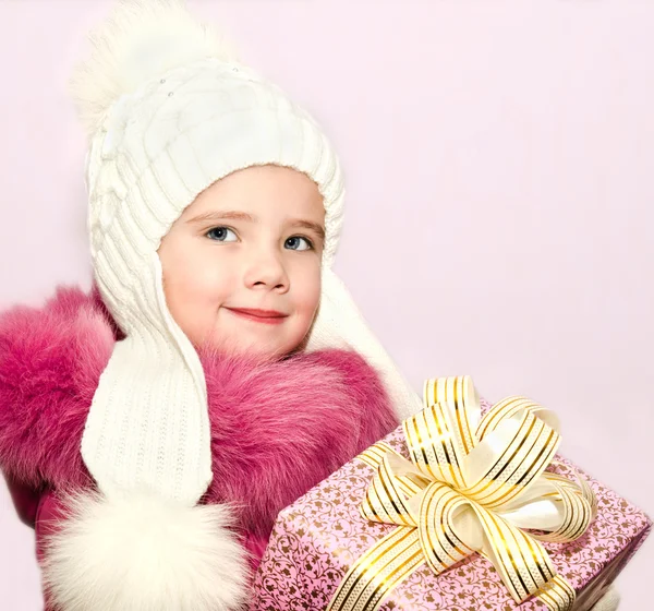 Bonito sorrindo menina pequena com presente — Fotografia de Stock