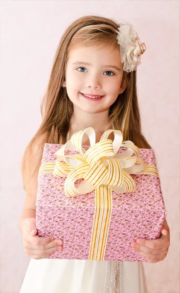 Портрет усміхненої милої дівчинки з подарунковою коробкою — стокове фото
