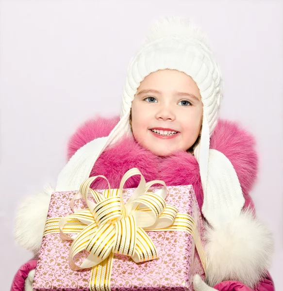 Petite fille souriante mignonne avec cadeau — Photo