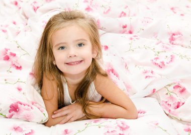 sevimli gülümseyen küçük kız waked