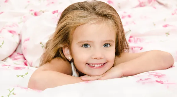 Adorable niña sonriente se despertó — Foto de Stock