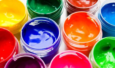 Gouache boyası beyaz arka planda izole edilmiş.