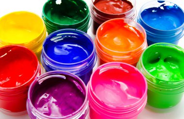 Gouache boyası beyaz arka planda izole edilmiş.