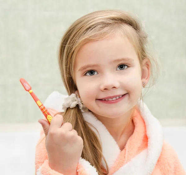 Linda niña con cepillo en el baño — Foto de Stock