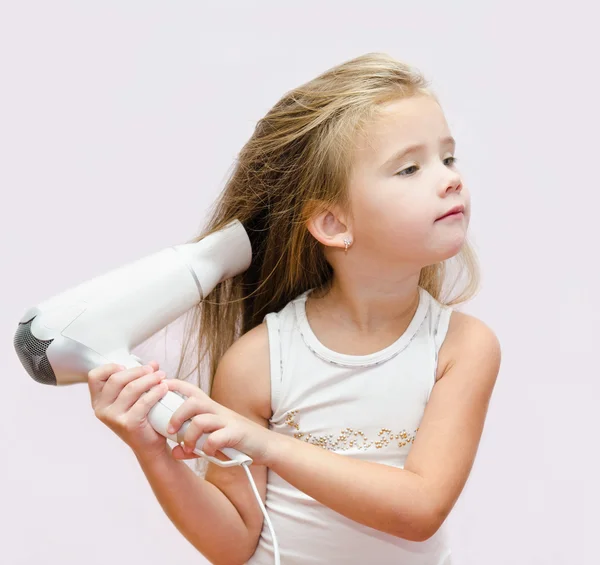 Söt liten flicka torkar hår — Stockfoto