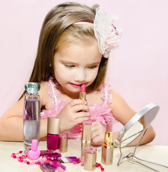 Barn kosmetika söt liten flicka med läppstift — Stockfoto