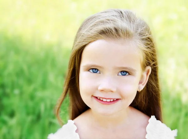 Porträtt av leende söt liten flicka — Stockfoto