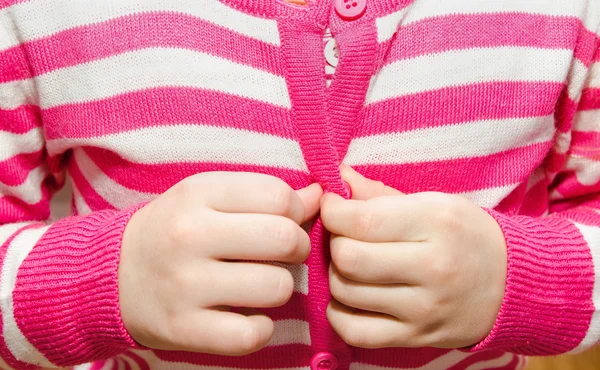 Klein meisje dichtknopen haar jas — Stockfoto