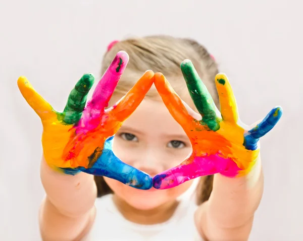 Menina bonito com as mãos em tinta — Fotografia de Stock