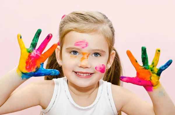 Милая улыбающаяся маленькая девочка с руками в краске — стоковое фото