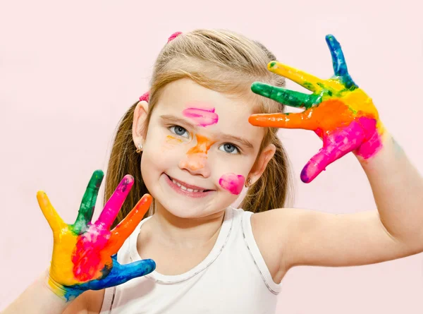 Carino sorridente bambina con le mani in vernice — Foto Stock