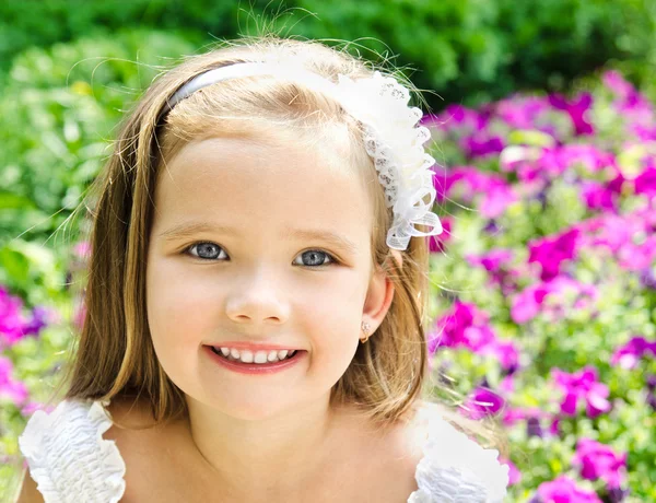 Retrato ao ar livre de adorável sorridente menina — Fotografia de Stock