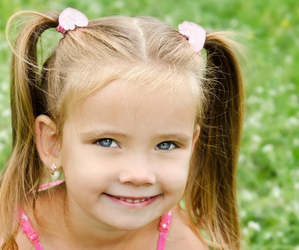 Linda niña sonriente en el prado — Foto de Stock