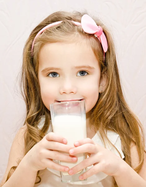 Beautiful smiling little girl drinking milk — Stock Photo, Image
