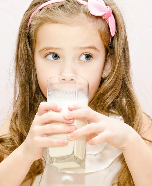 Beautiful little girl drinking milk — Stock Photo, Image