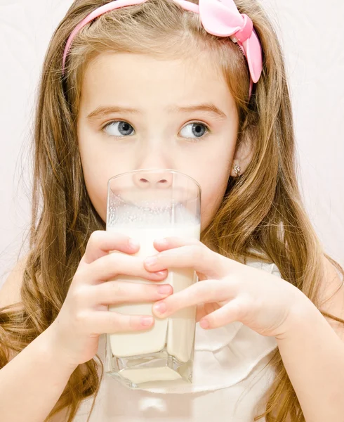 Mooi meisje consumptiemelk — Stockfoto