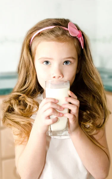 Schönes kleines Mädchen trinkt Milch — Stockfoto