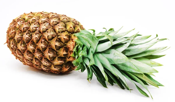 Mogen ananas isolerad på en vit — Stockfoto