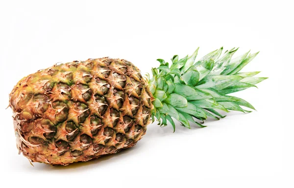 Rijp ananas geïsoleerd op een witte — Stockfoto