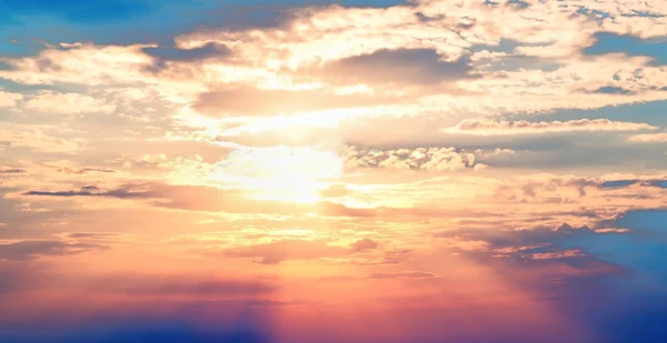 Pôr do sol céu azul sol vermelho — Fotografia de Stock