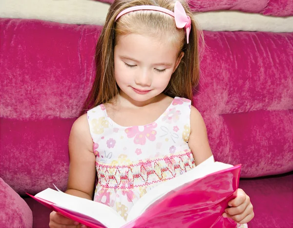 Petite fille mignonne lisant un livre — Photo