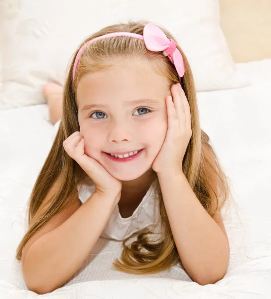 Schattig klein meisje rusten op het bed — Stockfoto
