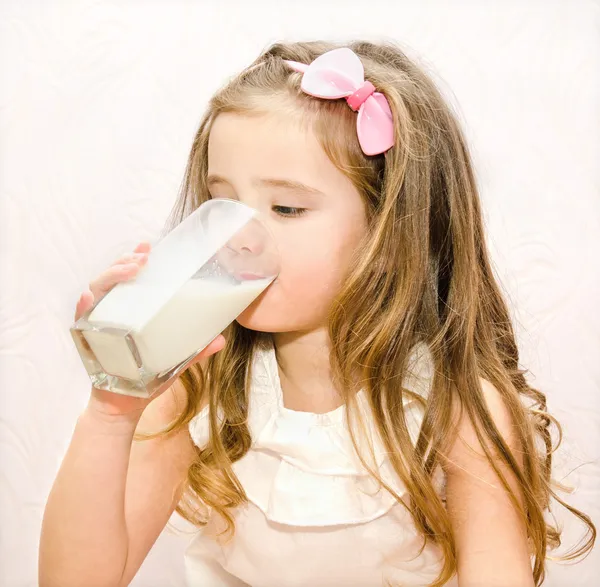 Beautiful little girl drinking milk — Stock Photo, Image