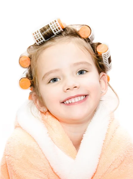 Retrato de niña linda sonriente en rulos de pelo y albornoz —  Fotos de Stock
