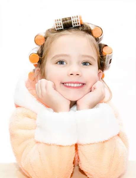 Retrato de sorrindo menina bonito em encrespadores de cabelo e roupão — Fotografia de Stock