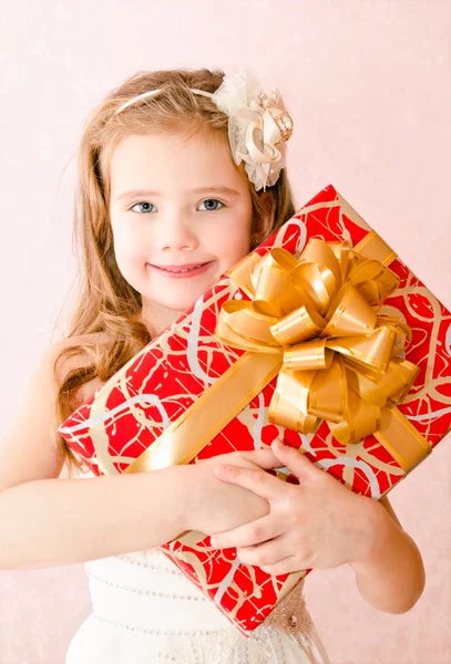 Portrait of happy adorable little girl with gift box — Stock Photo, Image