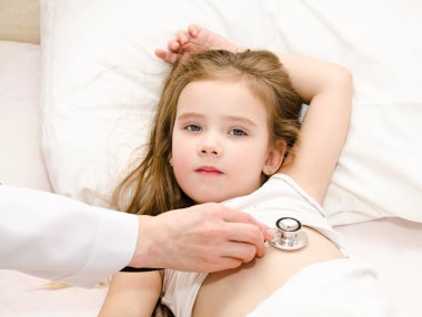 küçük kız ve Doktor muayene bir sağlık kontrolü için